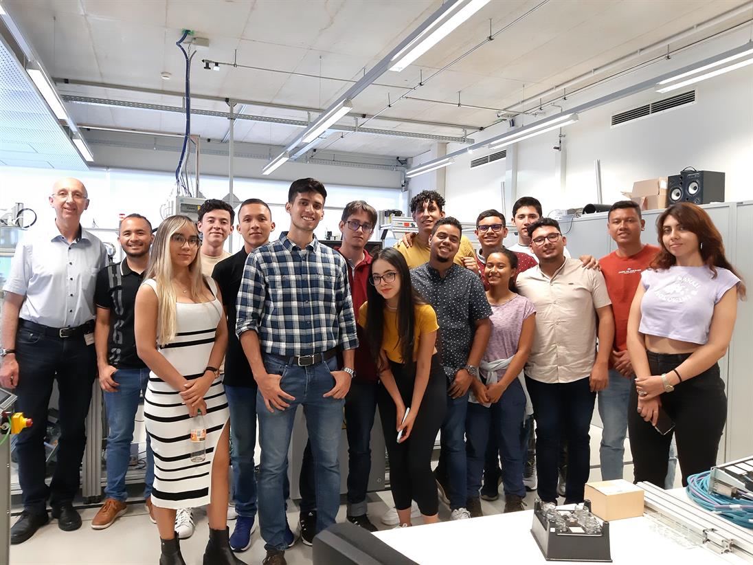 the students together with Mr. Stuhrmann who explained the FAB21, a state-of-the-art laboratory for future electrical engineers.